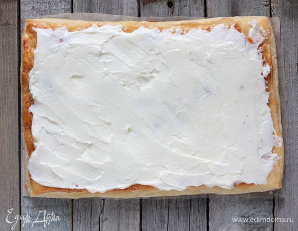 После того, как корж остынет, нанесите на него сливочный крем.