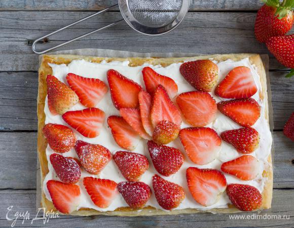 Украсить ягодами и посыпать сахарной пудрой. Приятного аппетита. 