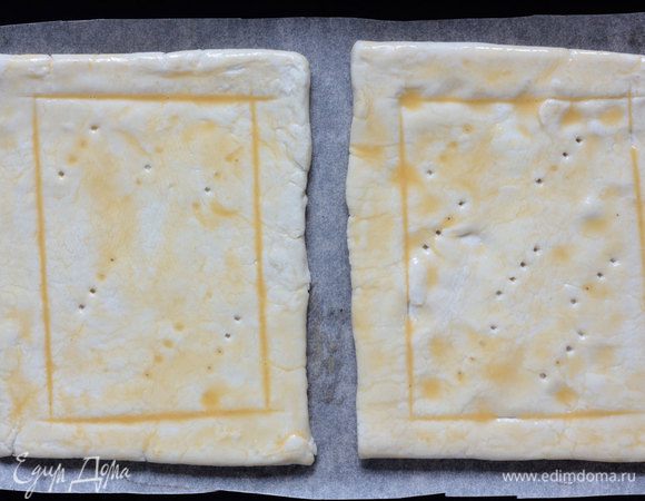 Тесто раскатайте на присыпанной мукой поверхности в прямоугольник толщиной 4 мм. Разрежьте тесто на 2 квадрата.