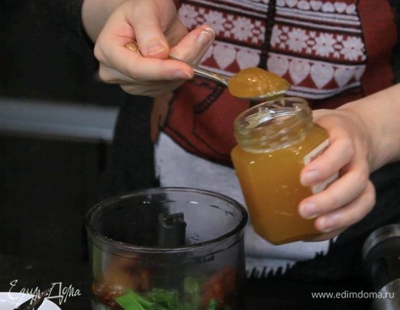 Взбить в блендере в пасту все ингредиенты для соуса кроме кинзы.