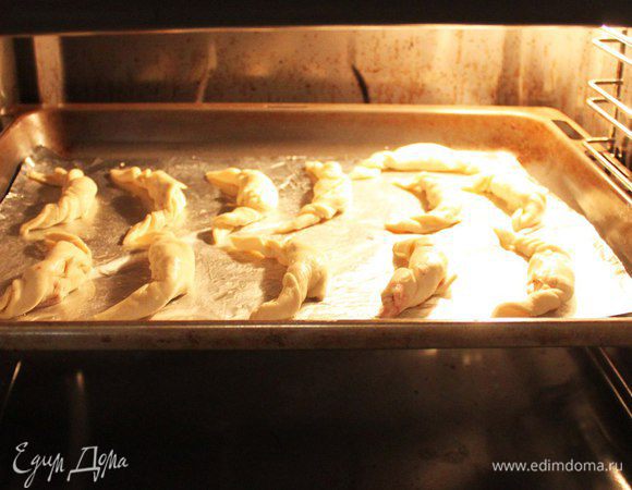 Сверху круассаны смазываем маслом/молоком/яичным желтком и отправляем в духовку, разогретую до 210°C на 15-20 минут. 