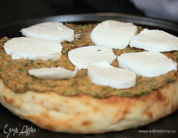 Сверху выложить моцареллу и отправить в духовку, пока сыр не растворится.