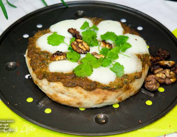 Перед подачей украсить кинзой и орешками.