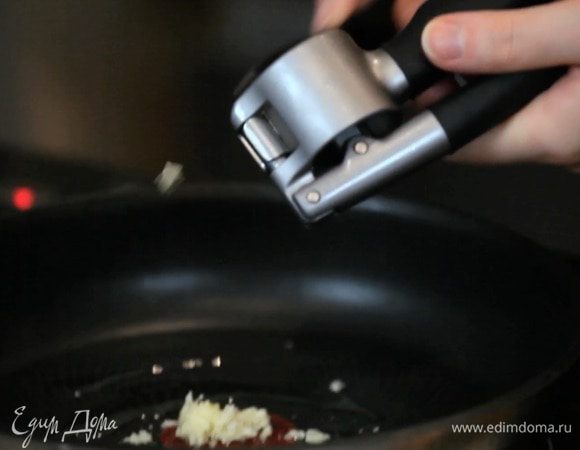 Отварить макароны согласно инструкции. Обжарить на оливковом масле чеснок пару минут.