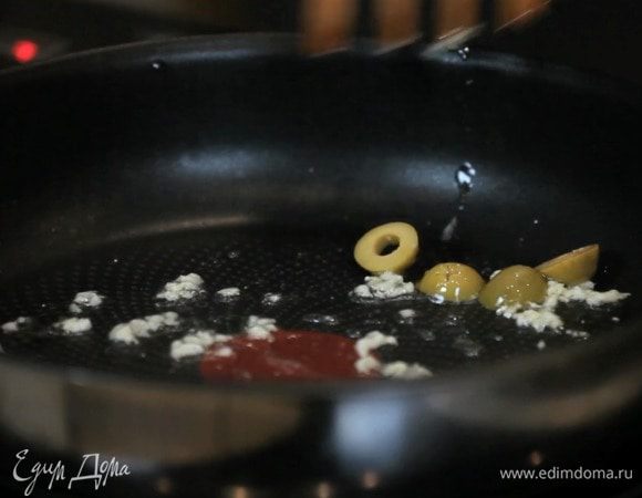 Затем добавить оливки и обжарить ещё пару минут.