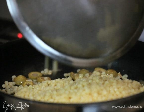 Добавить макароны.