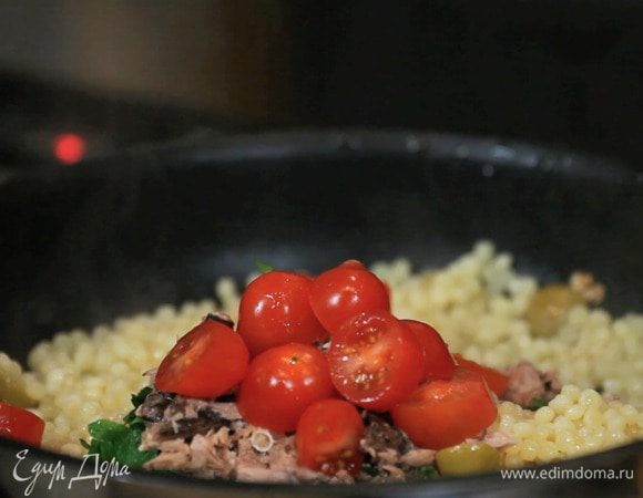 Затем тунец, петрушку и помидоры.