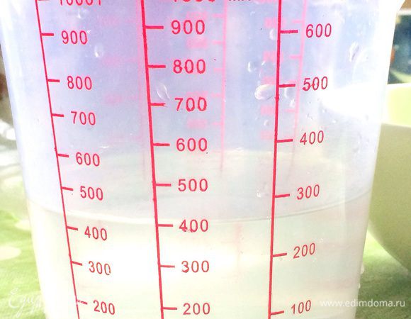 В емкость наливаем 400 мл теплой воды.