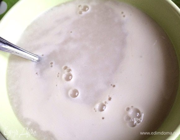 Добавляем дрожжи, сахар и соль. Все хорошо размешать и оставляем на 10 минут до образования белой пенки.