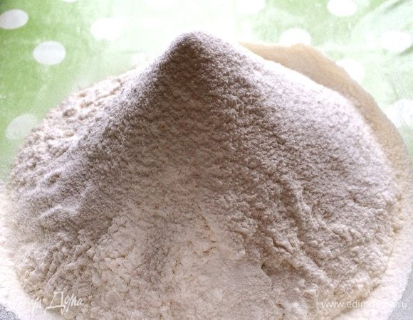 Тем временем просеиваем муку через сито (для обогащения кислородом).