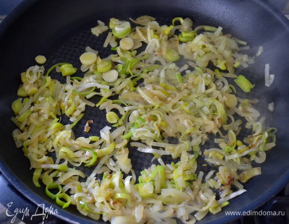 Для начинки очистить и нарезать оба вида лука (репчатый и порей). Грибы также очистить и нарезать пластинами. В большой сковороде разогреть масло и положить обжариваться нарезанный лук.