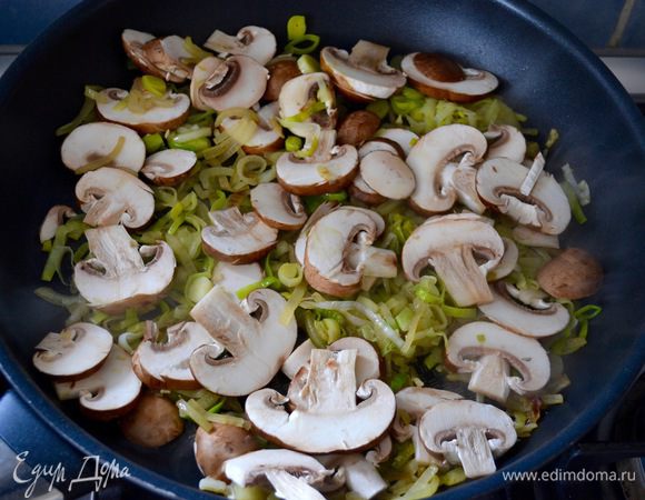 Через пару минут добавить к луку грибы (у меня коричневые шампиньоны). Слегка вместе обжарить.