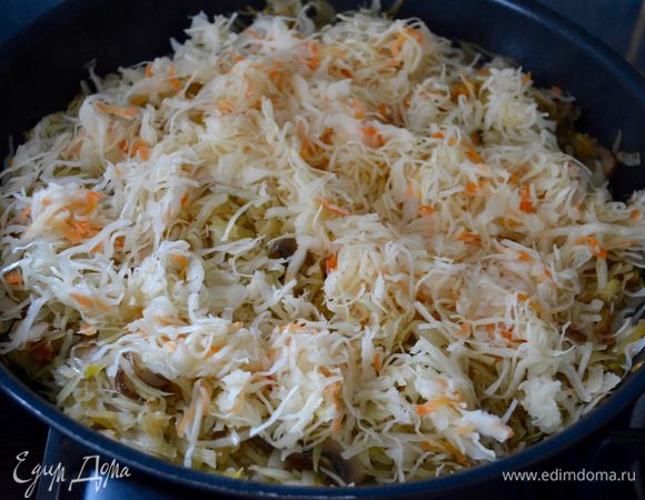 В конце добавить квашеную капусту, влить небольшой стакан воды (200 мл) и потушить еще около 7-10 минут.