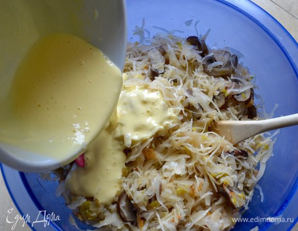 Переложить ее в большую миску и слегка остудить. Отдельно в миске взбить 2 яйца со столовой ложкой майонеза. Влить смесь в капусту и перемешать.
