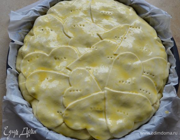 Хорошо закрыть капусту, наколоть тесто вилкой и смазать слегка взбитым яйцом. Присыпать кунжутом! (у меня без).