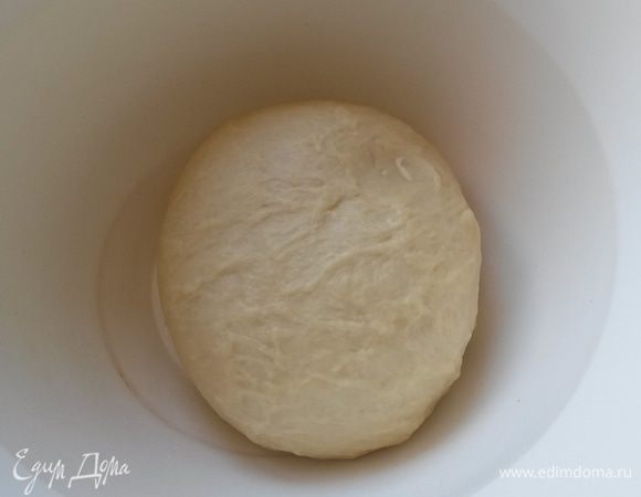 Смазываем миску маслом, перекладываем в нее тесто. Затягиваем миску пищевой пленкой и убираем в холодильник на 1 час.