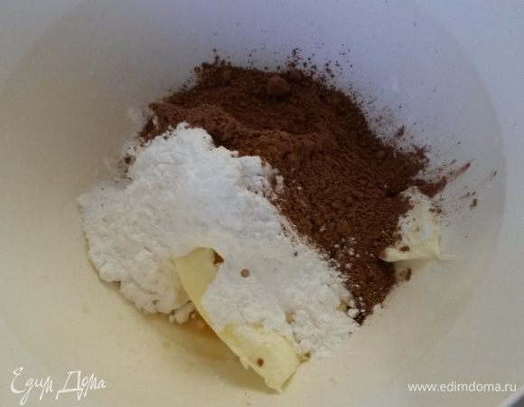 Готовим начинку для булочек. Для этого венчиком смешиваем все ингредиенты до однородного, пышного состояния. Сливочное масло должно быть комнатной температуры.