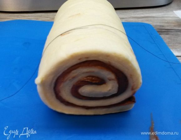 Скатываем тесто плотным рулетом. С помощью нитки разрезаем рулет на 6 частей. Можно и острый нож использовать, но ниткой аккуратнее получится.