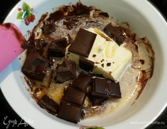 Когда булочки будут уже на подходе, начинаем готовить тесто для пирога. Для это растопим на плите или в микроволновке шоколад со сливочным маслом.