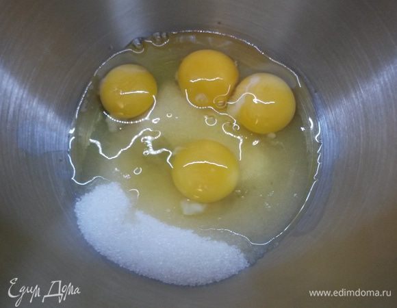 Яйца взбиваем с сахаром 7 минут до белого, пышного состояния.
