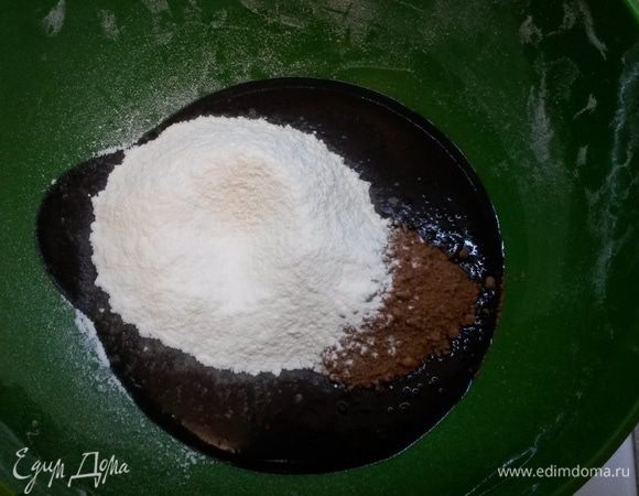 К остывшей шоколадной массе подмешиваем муку и какао.