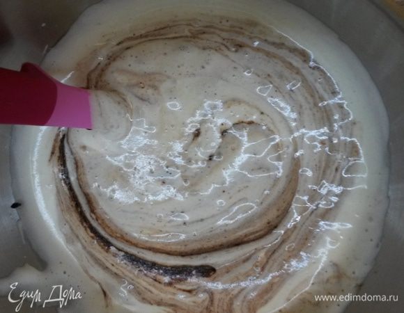 К взбитым яйцам аккуратно лопаточкой подмешиваем шоколадно-мучную смесь. Вымешиваем до однородности, но не долго, чтобы не осели яйца.