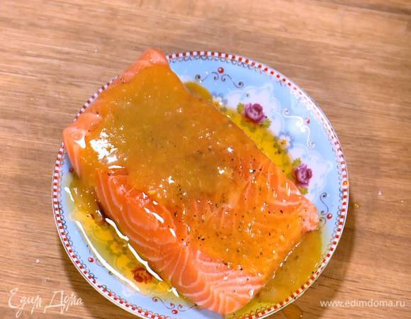 Семгу посолить, поперчить, полить оливковым маслом Extra Virgin и половиной медовой глазури.