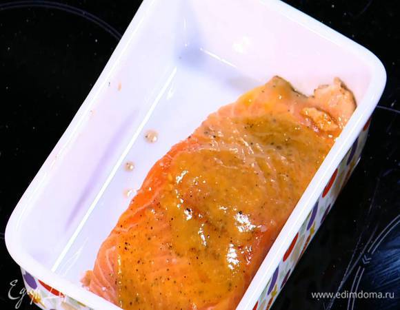 Разогреть сковороду-гриль и обжарить семгу с одной стороны, затем переложить в жаропрочную форму обжаренной стороной вниз и запекать под разогретым грилем несколько минут до образования золотистой корочки.