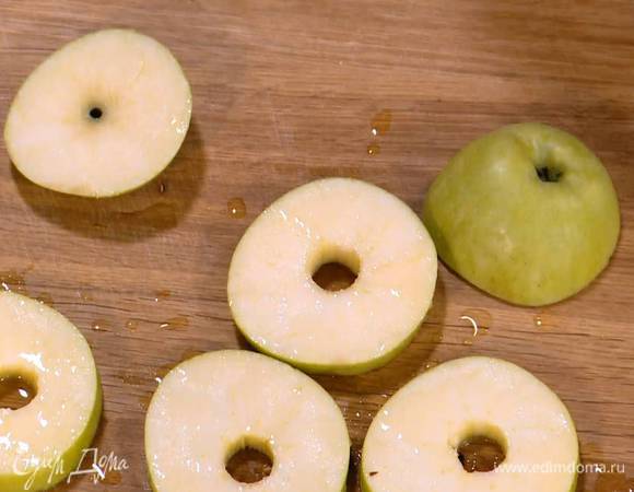 Из половинки лимона выжать сок и сбрызнуть нарезанное яблоко (немного сока оставить).