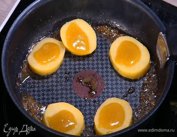 На сковороду, где жарилось яблоко, выложить ломтики картофеля, полить оставшейся медовой глазурью и обжарить с одной стороны, не переворачивая.