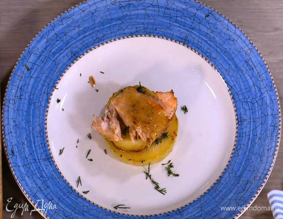 На каждый кружок яблока выложить картофель, посыпать измельченной зеленью, сверху поместить кусочек рыбы, сбрызнуть все оставшимся лимонным соком и посыпать зеленью.