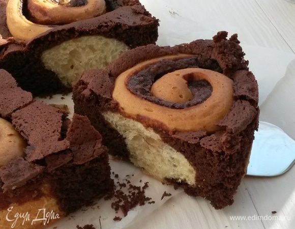 Готовому пирогу даем полностью остыть прямо в форме. Лишь потом его достаем, нарезаем и наслаждаемся. Приятного чаепития!