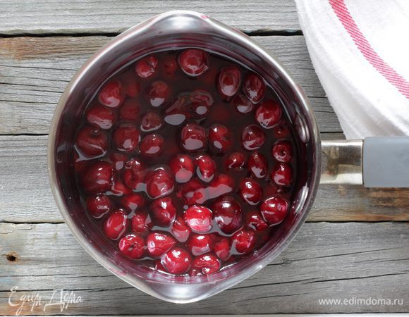 Смешайте вишню с крахмалом и сахаром в сотейнике, варите 5-7 минут на среднем огне, периодически помешивая. Снимите с огня и остудите.