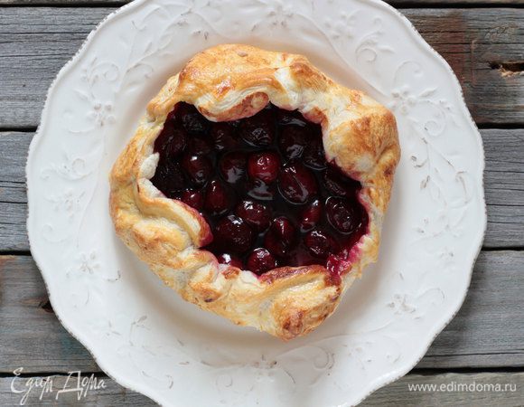 Выньте из духовки, дайте немного остыть. Подавайте пирог (галет) теплым с шариком ванильного мороженого. Приятного аппетита.