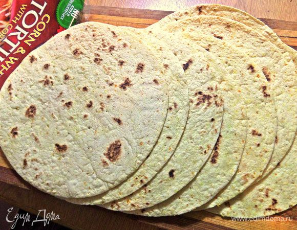 Продолжаю работать с кукурузным тортильями, но можно взять простой лаваш и нарезать на треугольники. Утром я складываю тортилью (лаваш) пополам, посыпаю внутрь тёртым сыром и обжариваю с двух сторон — вот мой любимый завтрак с кофе! 