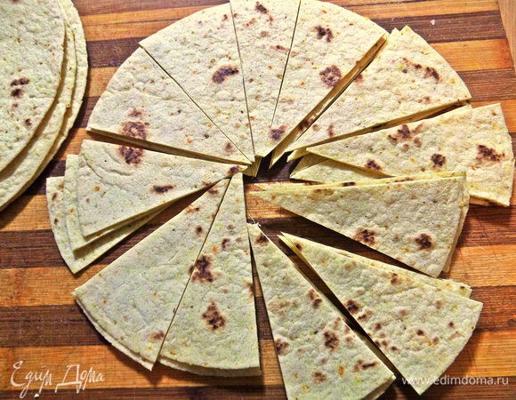 Нарежем с помощью ножа для пиццы на сегменты — так удобнее брать и кушать!