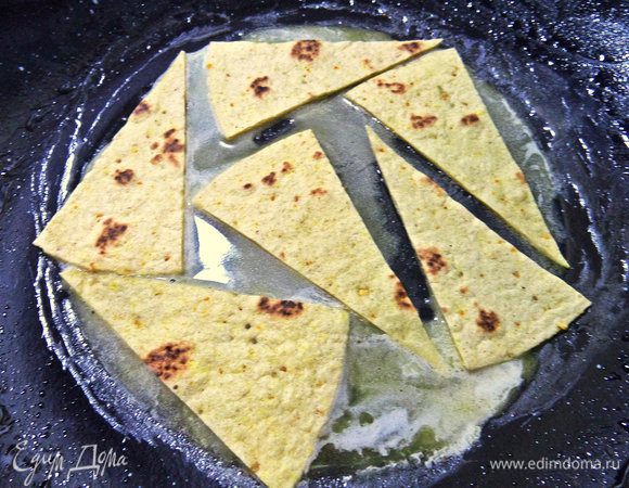 Прижимаем треугольники в один слой в масло. Обжарим слегка.