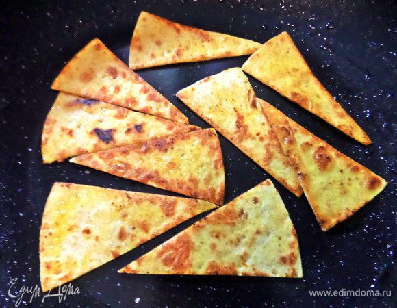 Переворачиваем, жарим с другой стороны.