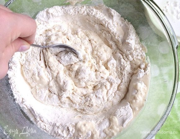 Продолжаем мешать и добавлять оставшуюся дрожжевую смесь.