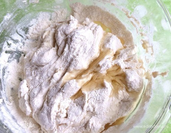 Добавляем оливковое масло и вымешиваем тесто.