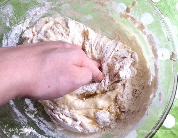 Чтобы тесто меньше прилипало к рукам, их следует время от времени слегка присыпать мукой.