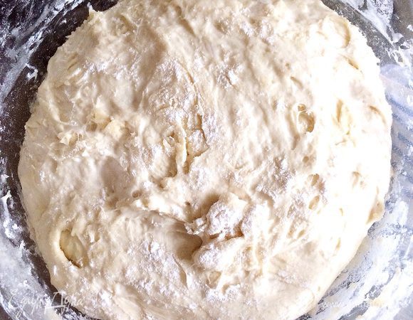 Сформировали из теста шар, слегка присыпали мукой и накрыли полотенцем. Поставить миску с тестом в теплое место без сквозняков на 1 ч. 