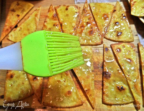 Смазываем мёдом каждый треугольник. Для слоёного теста: смазать и посыпать орешками перед выпечкой!