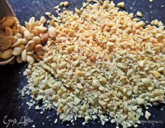 Арахис (у меня обжаренный) порубить в крошку. Удобно это сделать заранее, держать в баночке и брать по мере необходимости для десертов выпечки.