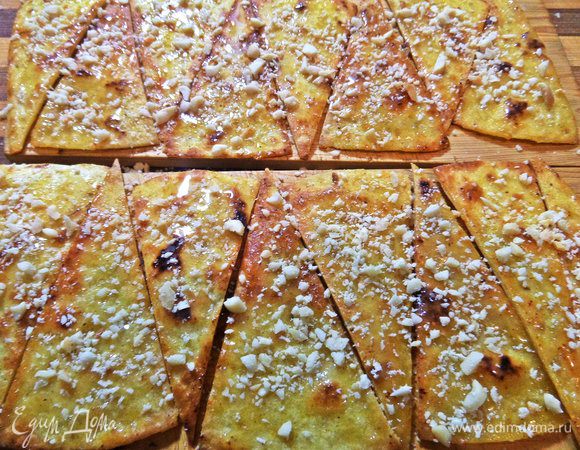 Посыпать орешки на мёд, они приклеятся!