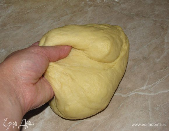 Добавить просеянную муку и замесить тесто. Месить не менее 10 минут. Тесто должно получиться мягким, эластичным, ни в коем случае не тугим. Муки может понадобиться чуть больше или меньше. Скатать тесто в шар, положить  в миску, затянуть пленкой и убрать в теплое место для подъема на 1 час.