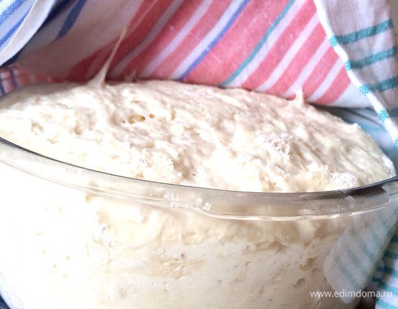 Когда тесто увеличится в объеме вдвое, достать из миски и уложить на рабочую поверхность.