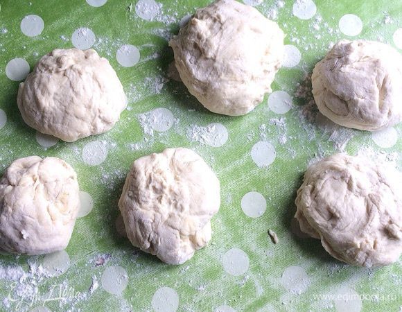 Разделить на 4 или 6 равных частей (в зависимости от того, какой величины багет вы хотите получить). У меня получилось 4 багета + булочки.