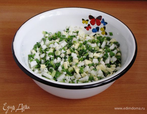 Пока тесто подходит, приготовим начинку. Отварные яйца мелко порубить, зеленый лук нарезать. Перемешать яйца с луком, не забыть посолить.