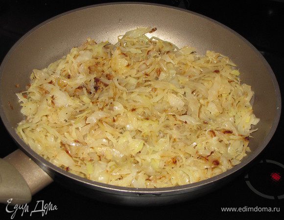 Почистить лук и мелко нарезать, нашинковать капусту. Поджарить на растительном масле до готовности. По желанию можно добавить немного  моркови. Посолить и поперчить по вкусу. Начинку остудить.